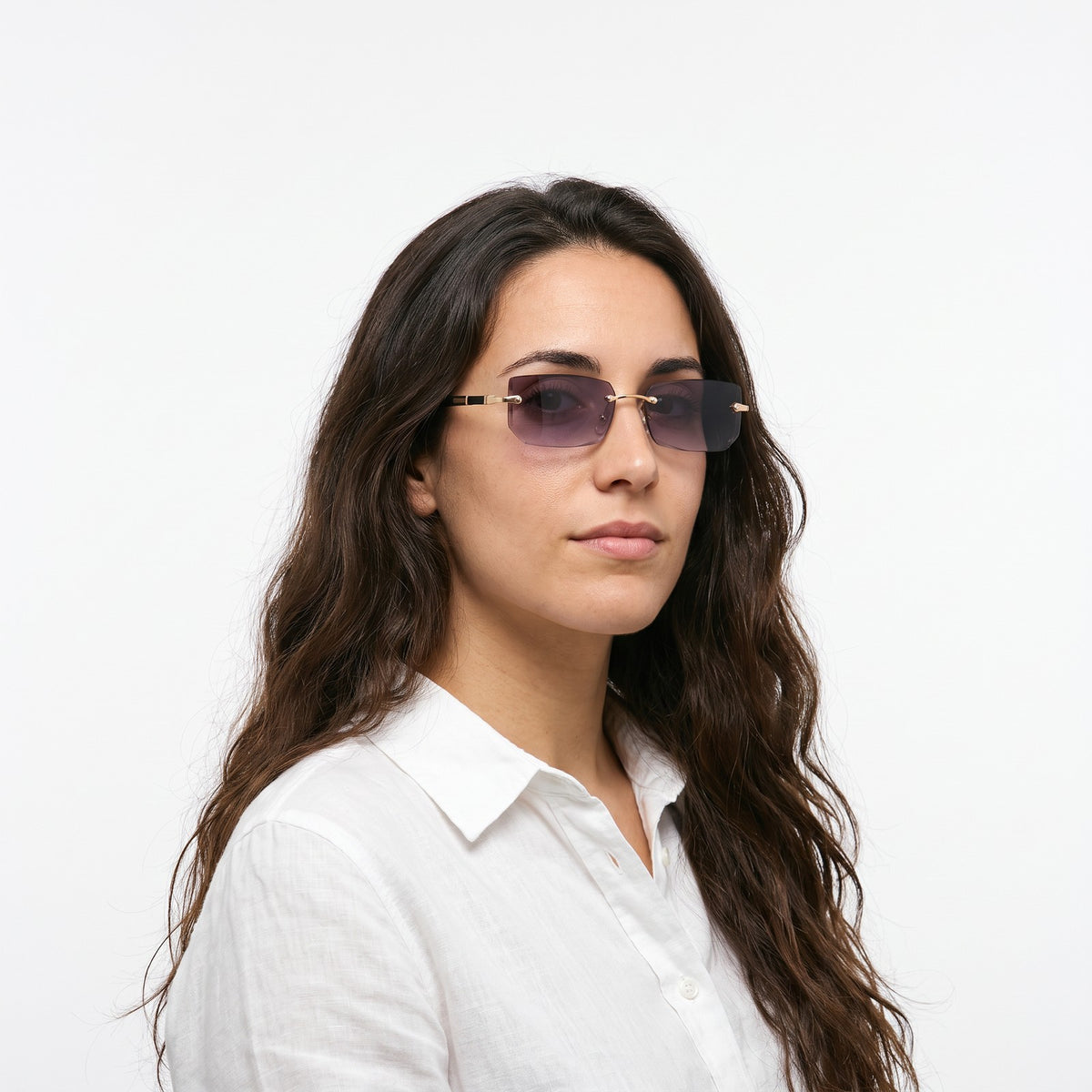 Woman in a white linen shirt wearing Hills rimless rectangular sunglasses with grey gradient lenses · Velezeco #opt1_3