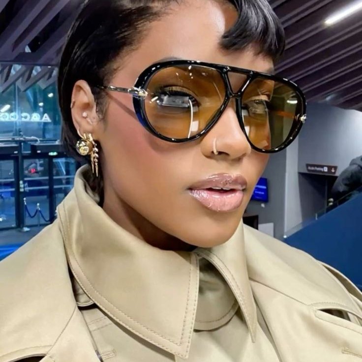 Oversized aviator sunglasses worn in the street