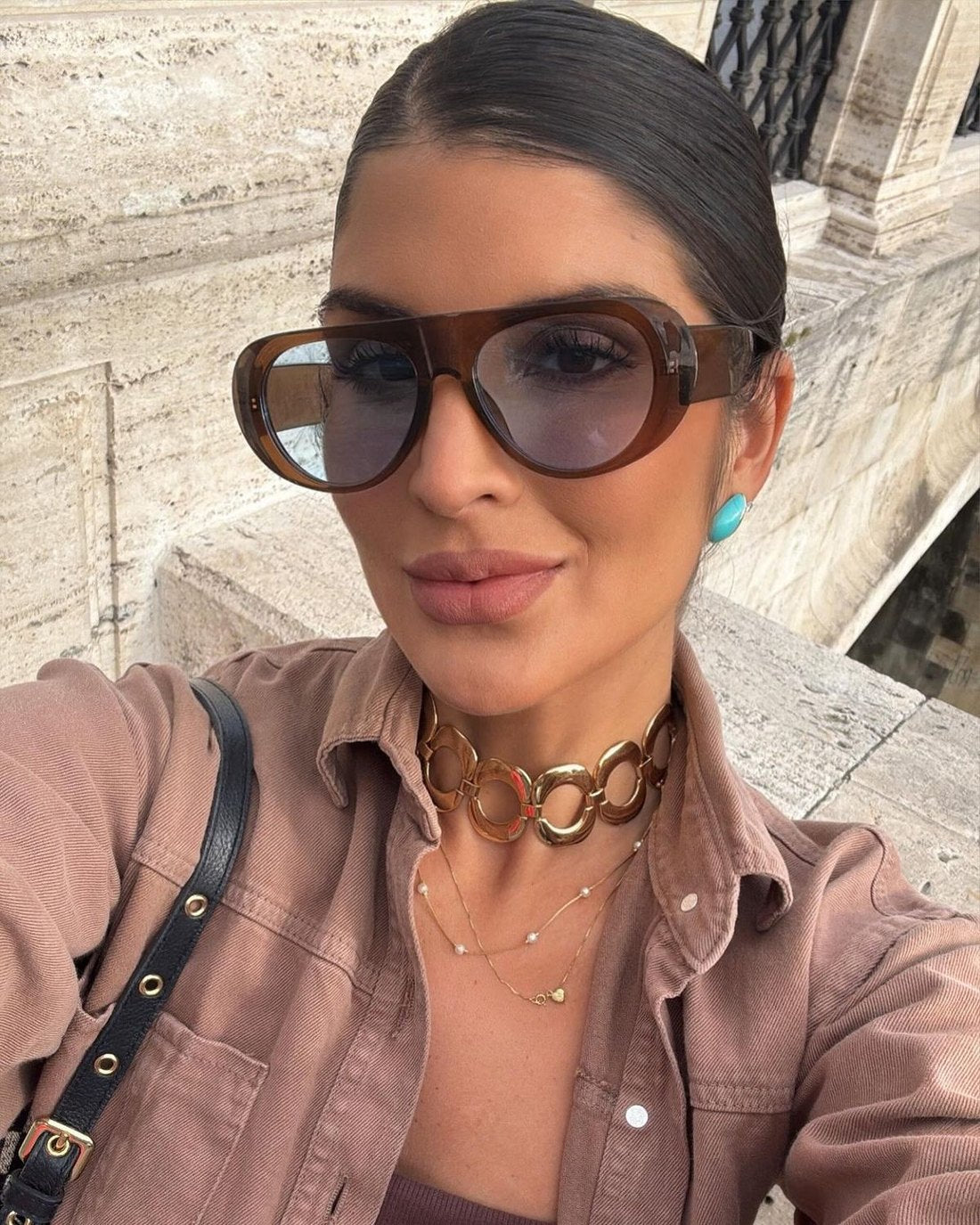 The oversized aviator worn in the street