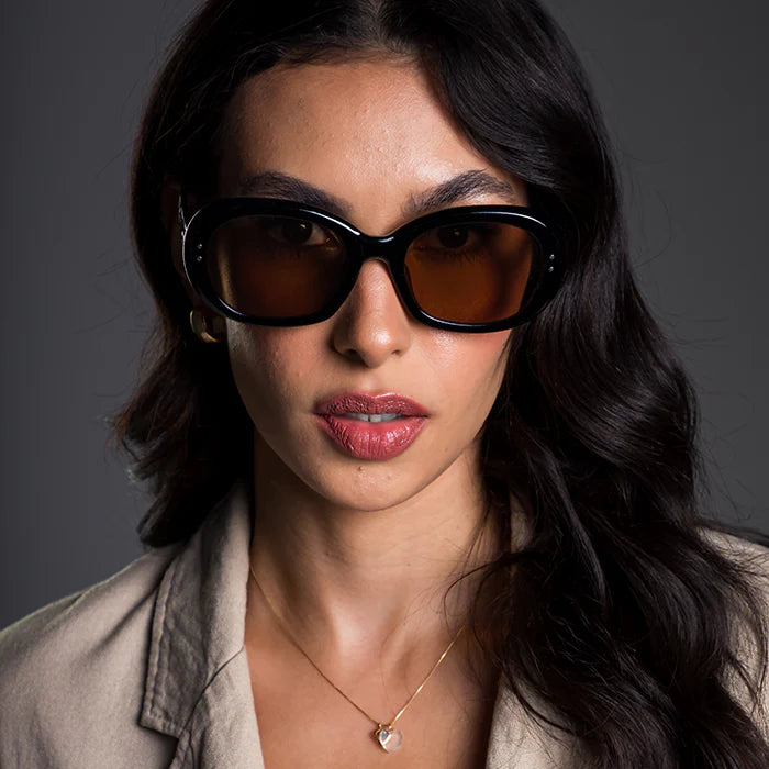 Aviator sunglasses worn by model, close-up — Florence — Velezeco