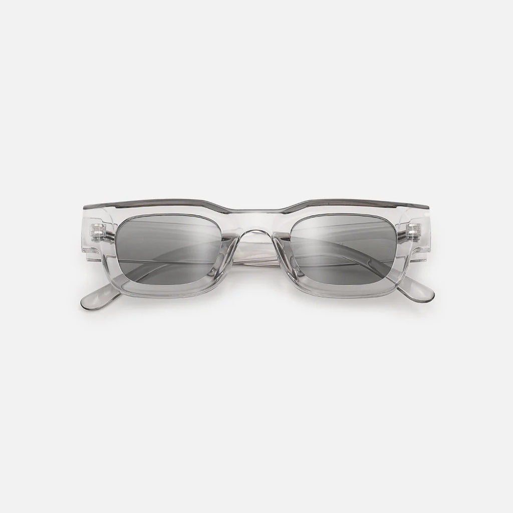 Square sunglasses held in hand — Casper — Velezeco