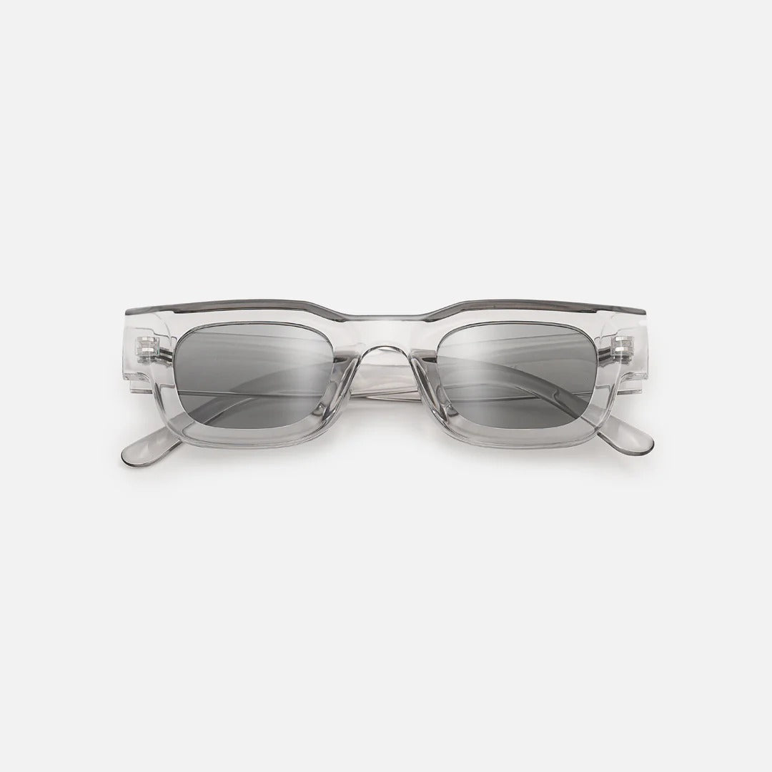 Square sunglasses held in hand — Casper — Velezeco