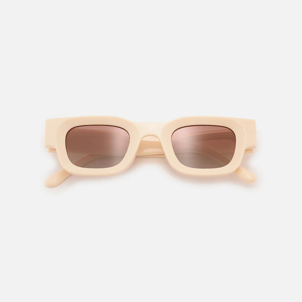 Square sunglasses full-frame studio view — Casper — Velezeco