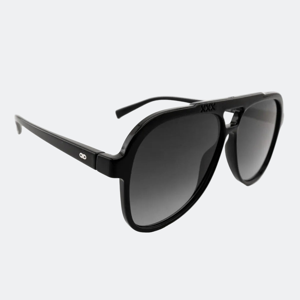 Aviator sunglasses worn by model outdoors — Bali — Velezeco