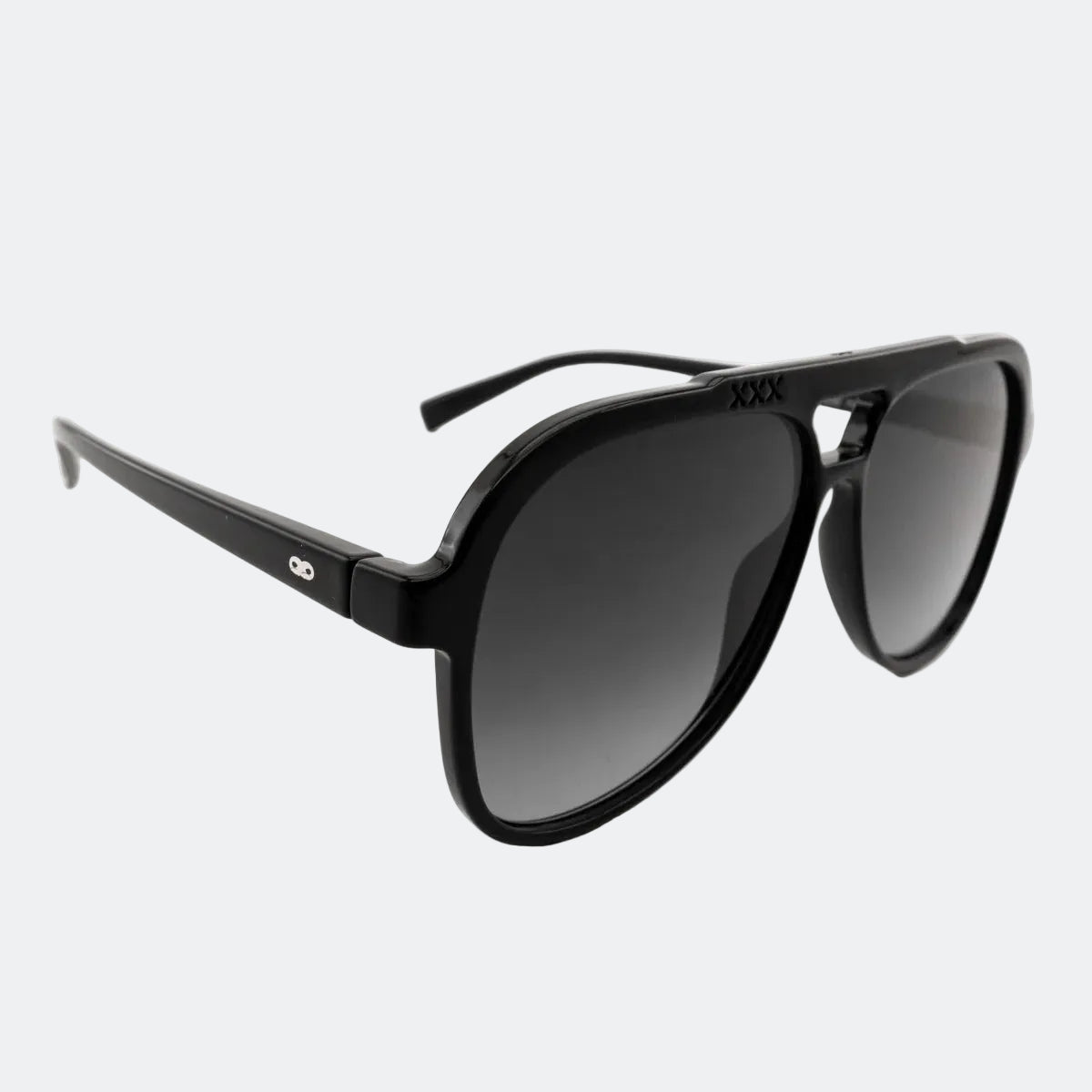 Aviator sunglasses worn by model outdoors — Bali — Velezeco
