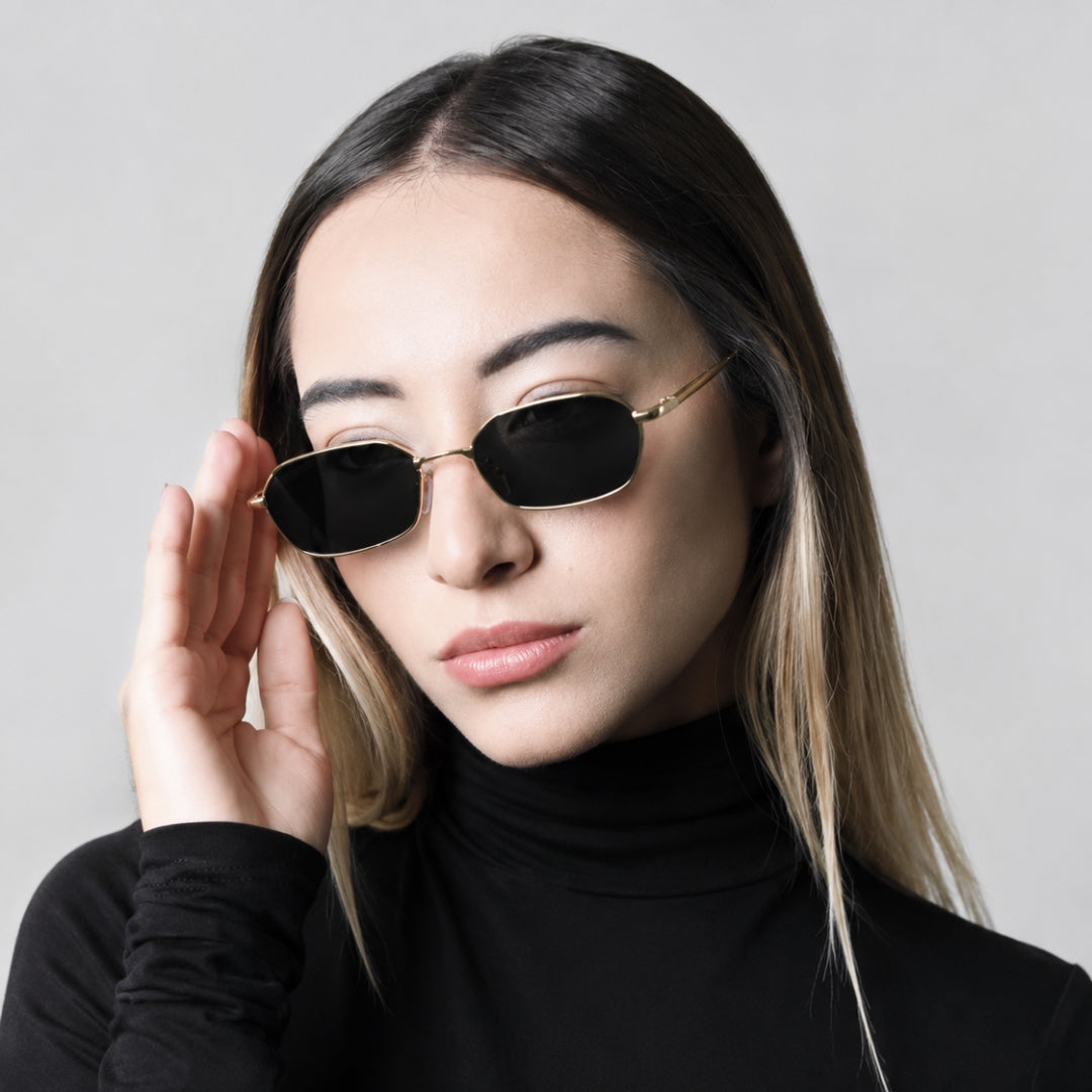 Fashion sunglasses worn by model outdoors — Venezia — Velezeco
