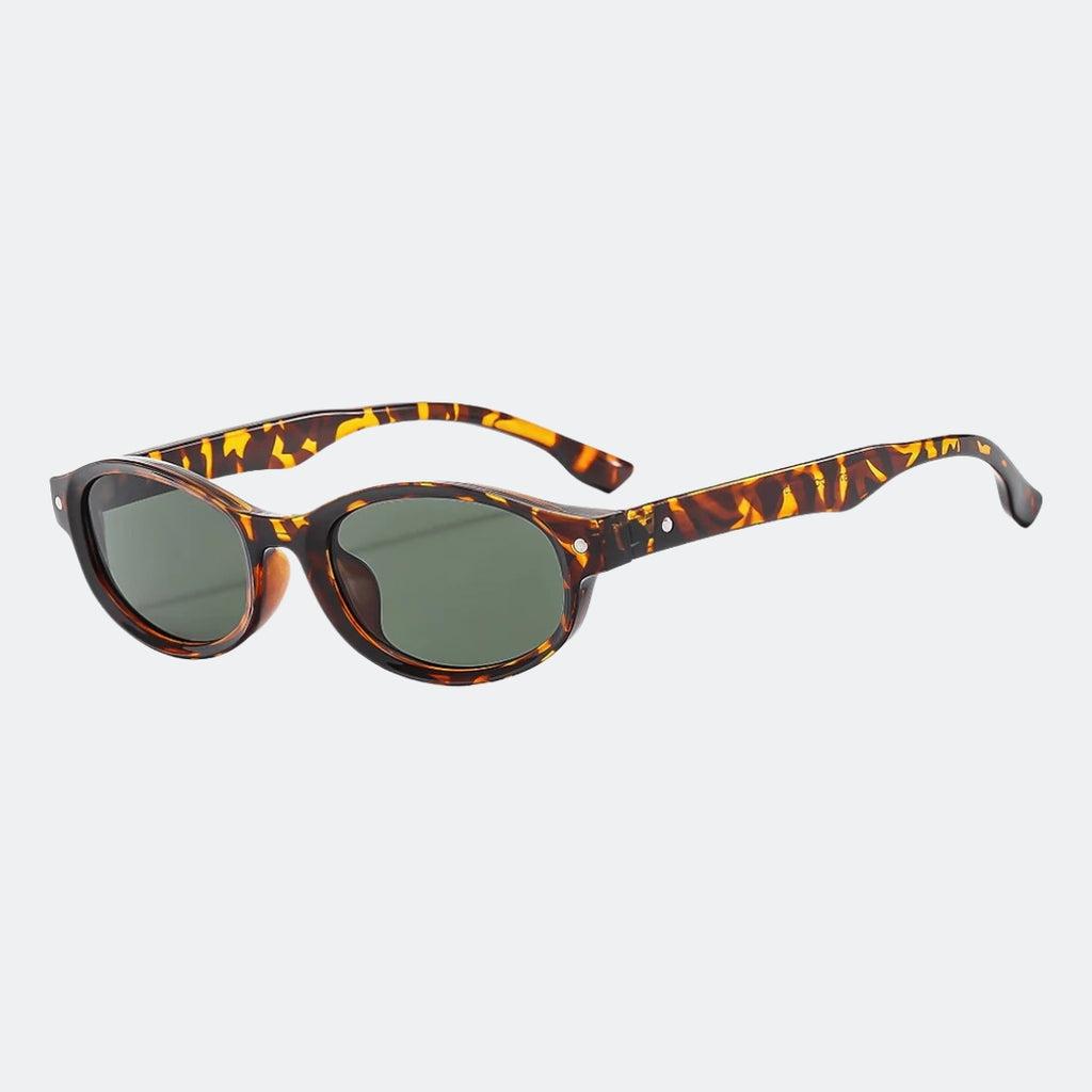 Round sunglasses worn by model, close-up — Kessie — Velezeco