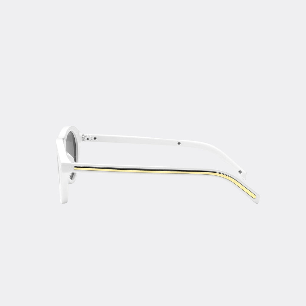 Square sunglasses held in hand — Obsidian — Velezeco
