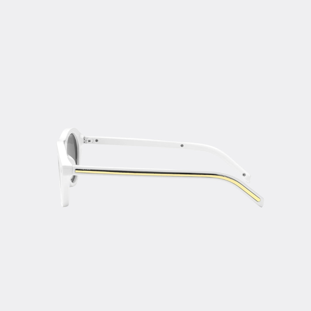 Square sunglasses held in hand — Obsidian — Velezeco