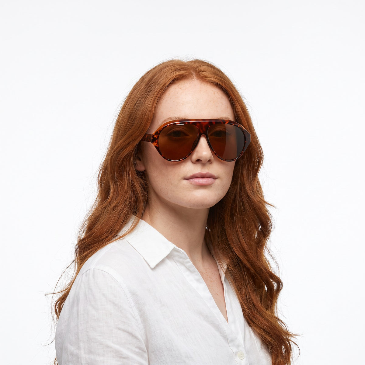 Woman in a white linen shirt wearing Boston leopard oversized aviator sunglasses with brown lenses · Velezeco #opt1_2
