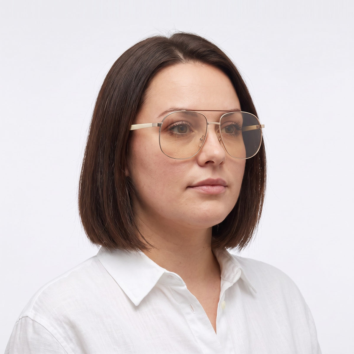 Woman in a white linen shirt wearing Dubai aviator sunglasses with gold double bridge and champagne lenses — Velezeco #opt1_4