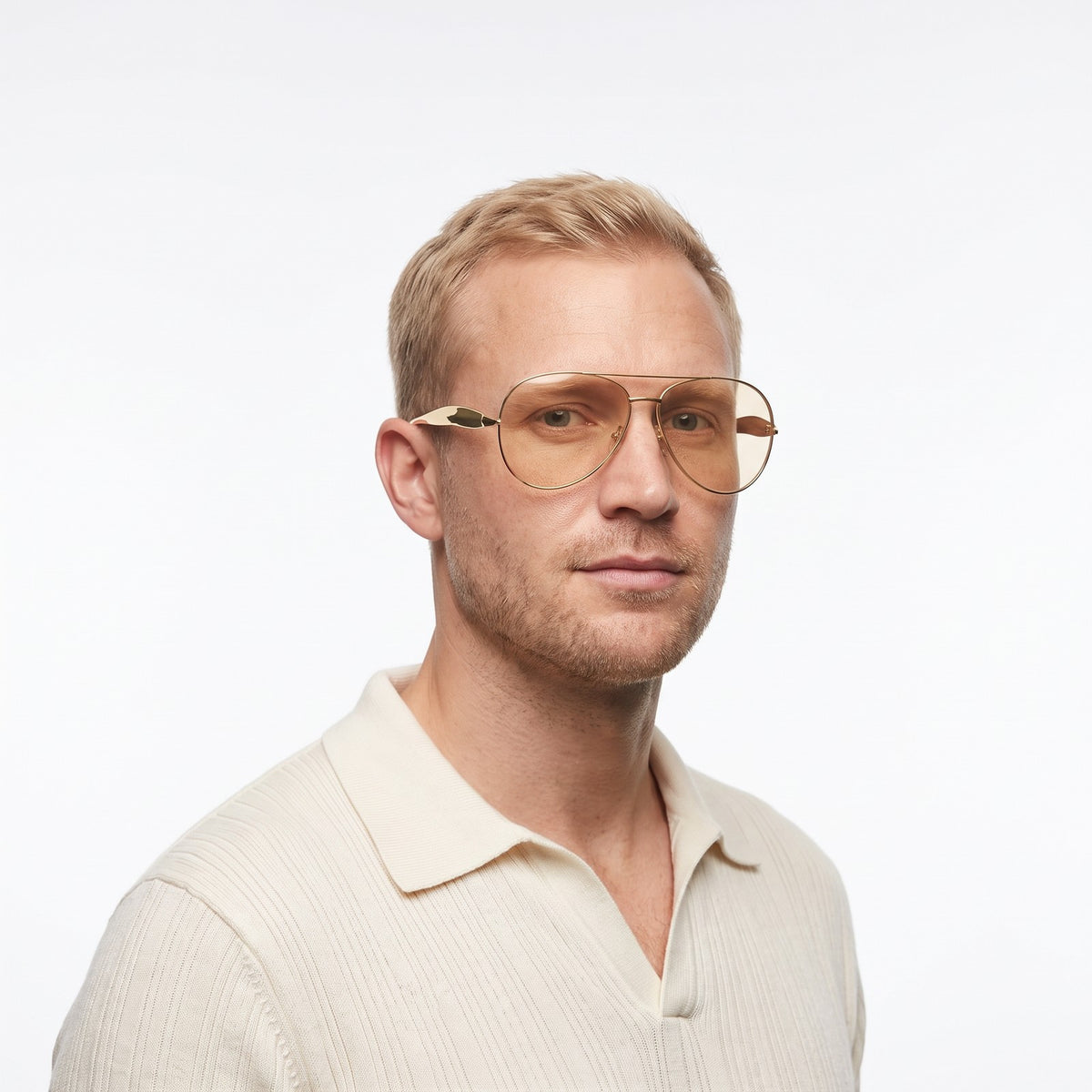 Man in a cream knit polo wearing Duna gold aviator sunglasses with champagne lenses · Velezeco #opt1_2