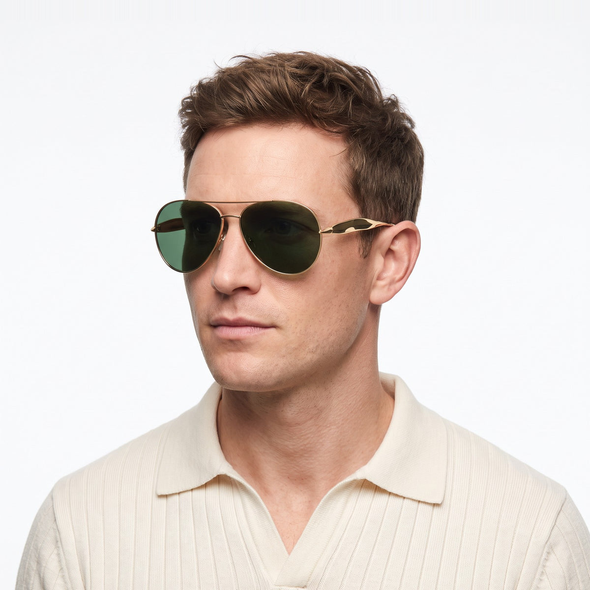 Man in a cream knit polo wearing Duna gold aviator sunglasses with green lenses · Velezeco #opt1_4