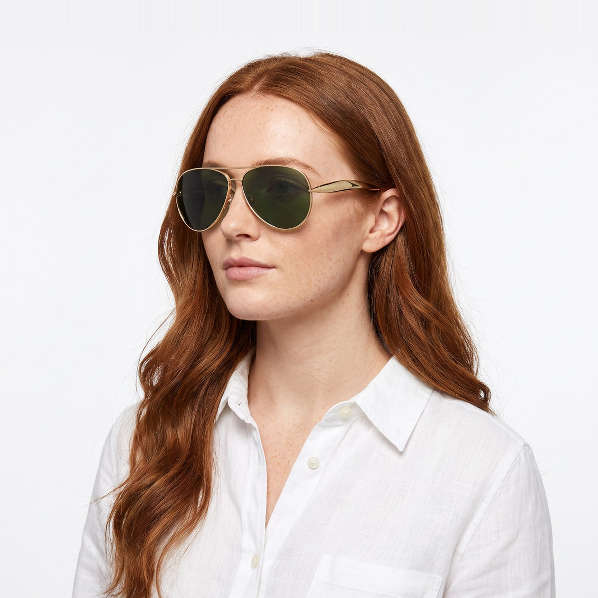 Woman in a white linen shirt wearing Duna gold aviator sunglasses with green lenses · Velezeco #opt1_4
