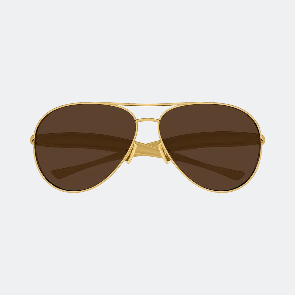Aviator sunglasses held in hand — Duna — Velezeco