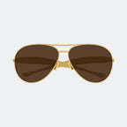 Aviator sunglasses held in hand — Duna — Velezeco