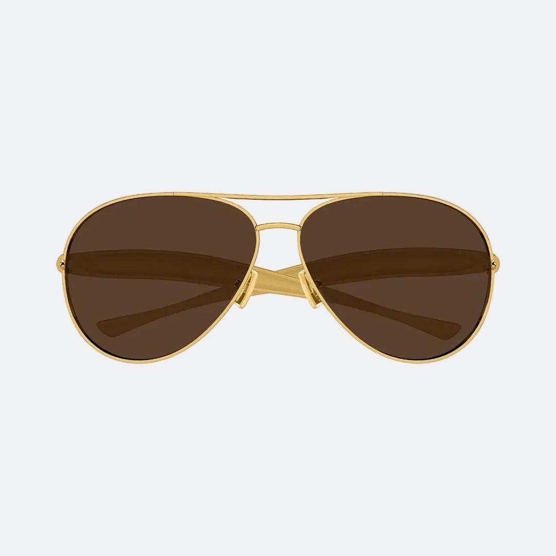 Aviator sunglasses held in hand — Duna — Velezeco
