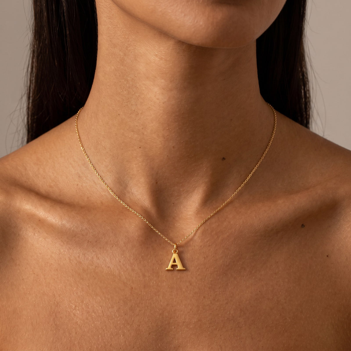 Woman wearing the gold initial A necklace · Velezeco #opt1_1