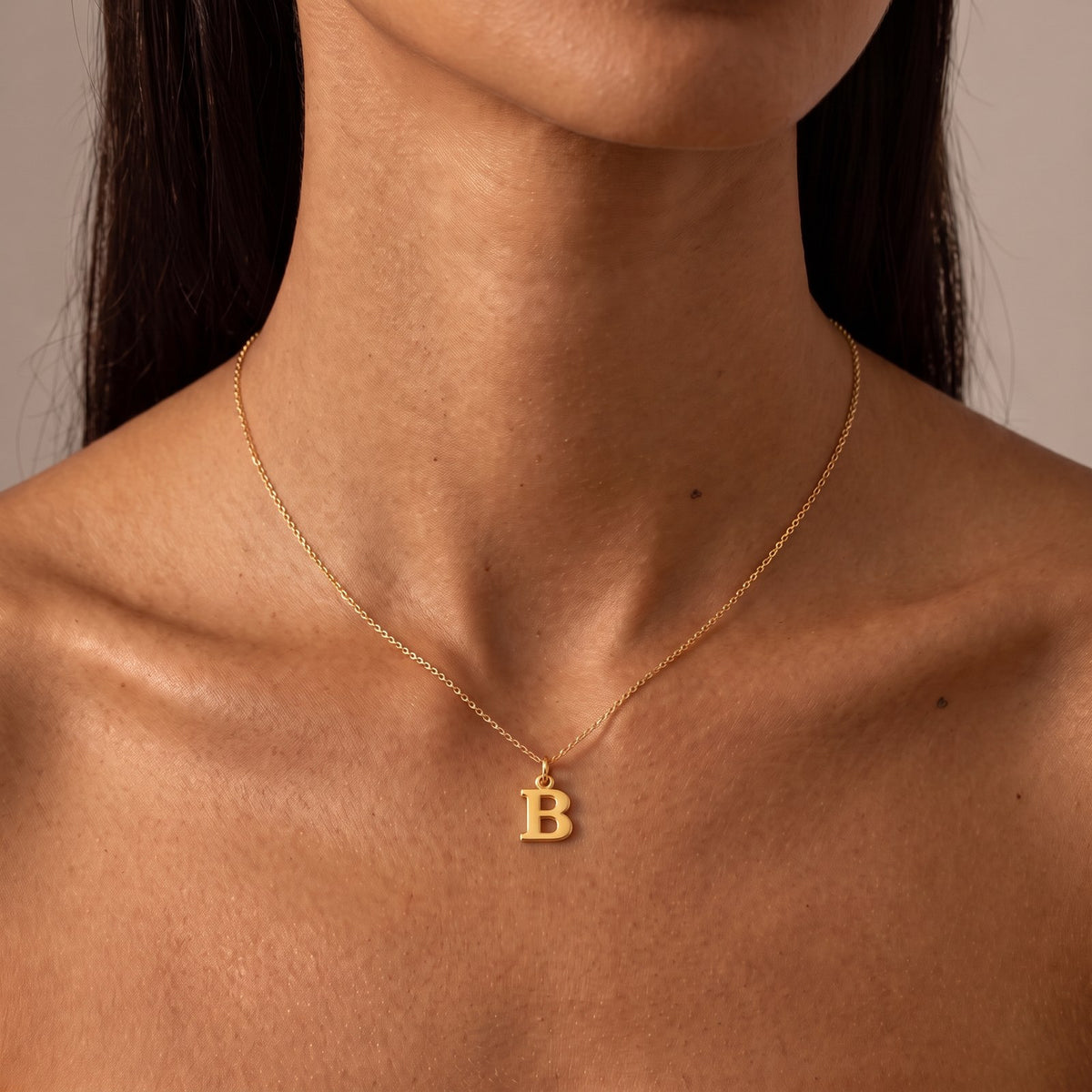 Woman wearing the gold initial B necklace · Velezeco #opt1_2