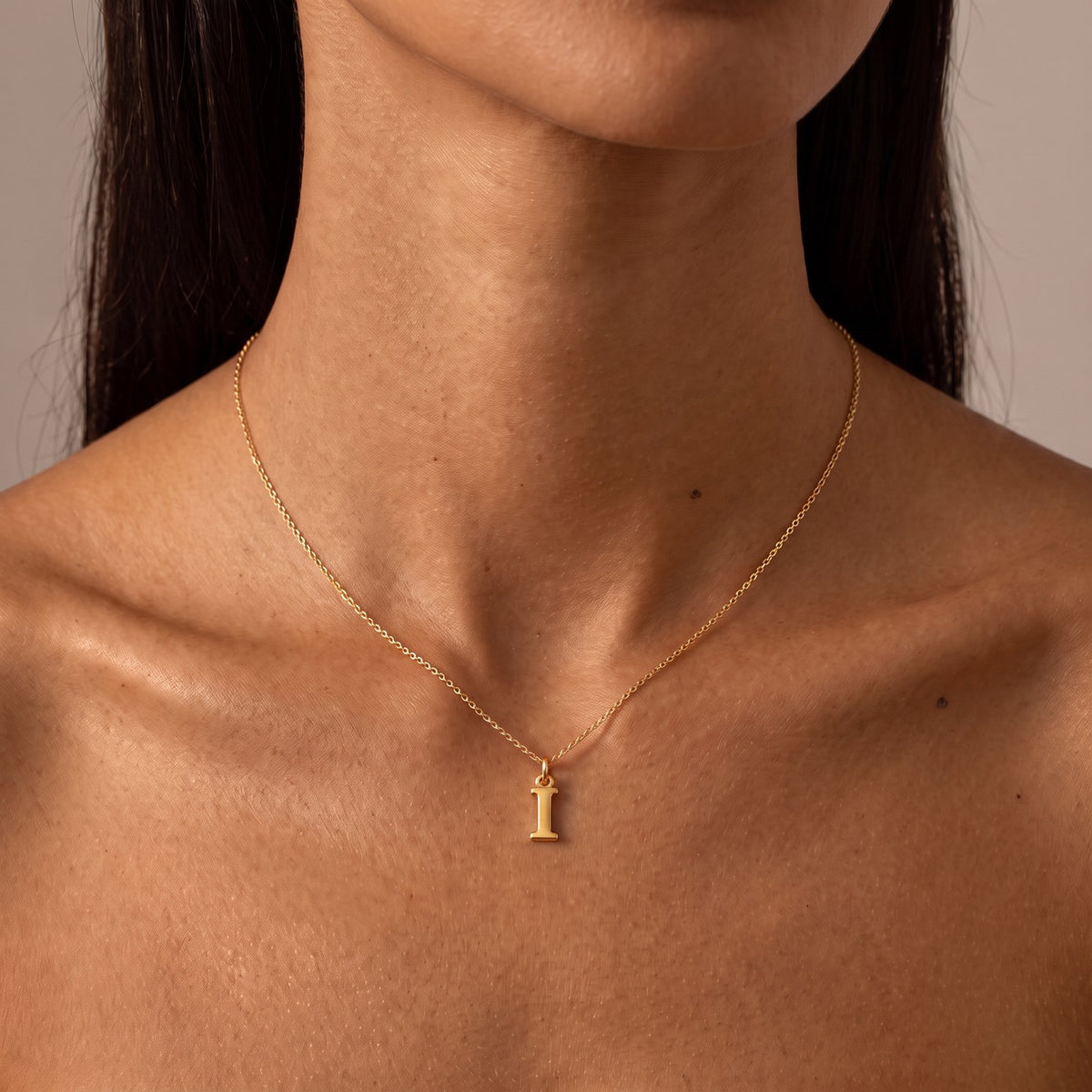 Woman wearing the gold initial I necklace · Velezeco #opt1_9