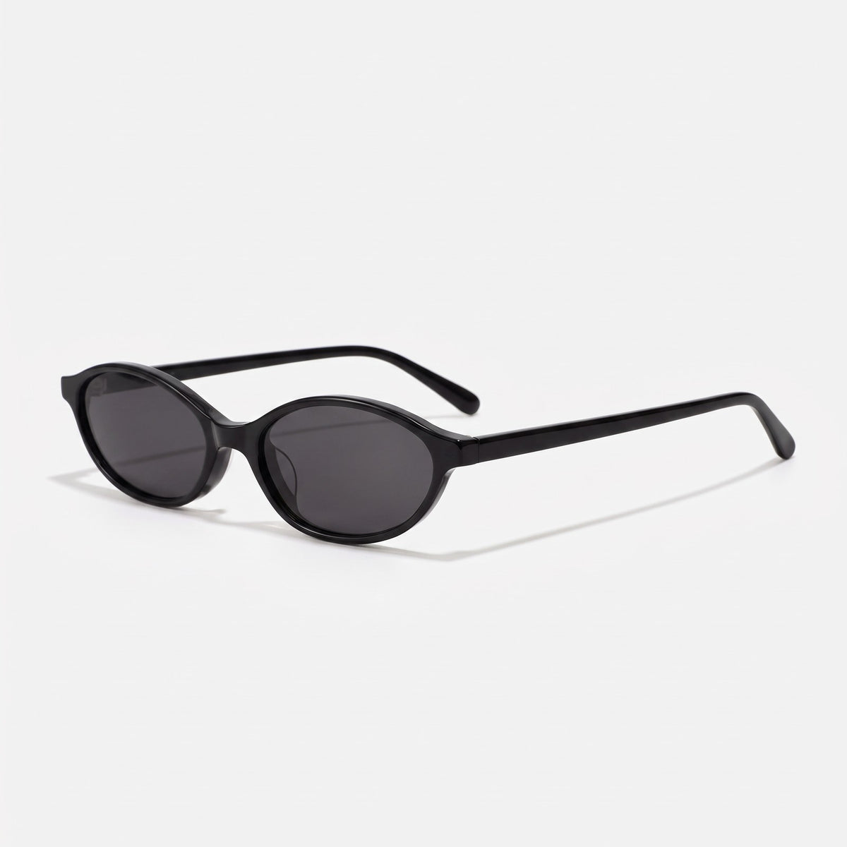 Malibu slim oval black sunglasses with smoke grey lenses, three-quarter view · Velezeco #opt1_2