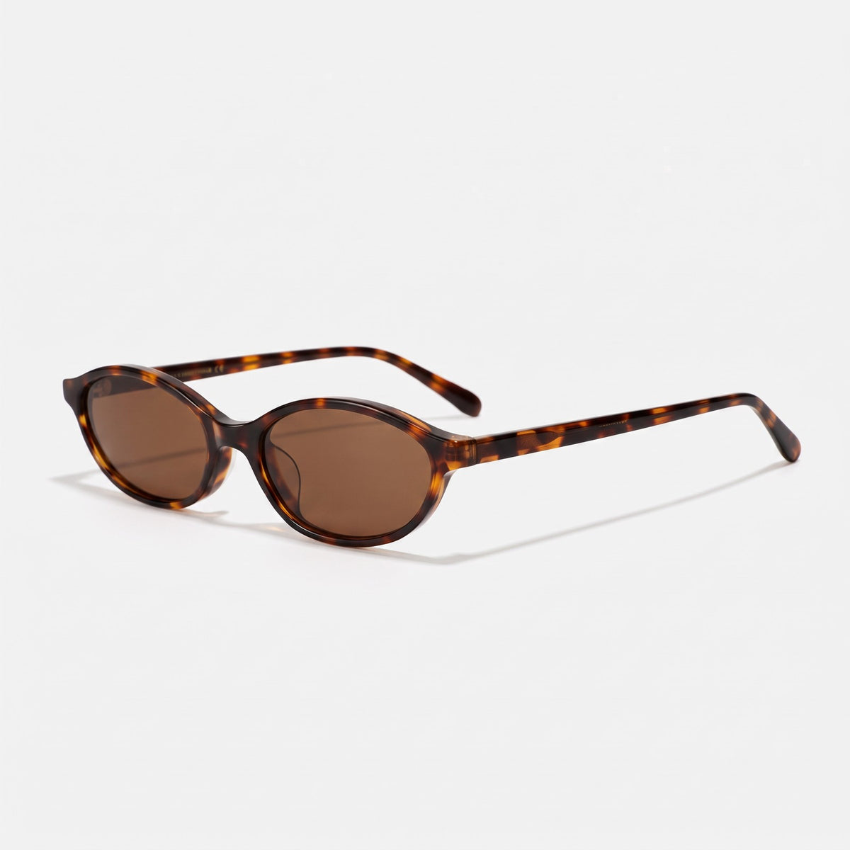 Malibu slim oval tortoise shell sunglasses with brown lenses, three-quarter view · Velezeco #opt1_1