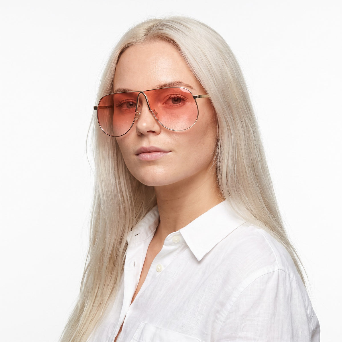 Woman in a white linen shirt wearing Mirage oversized gold shield aviator sunglasses with pink gradient lenses, Pin · Velezeco #opt1_5