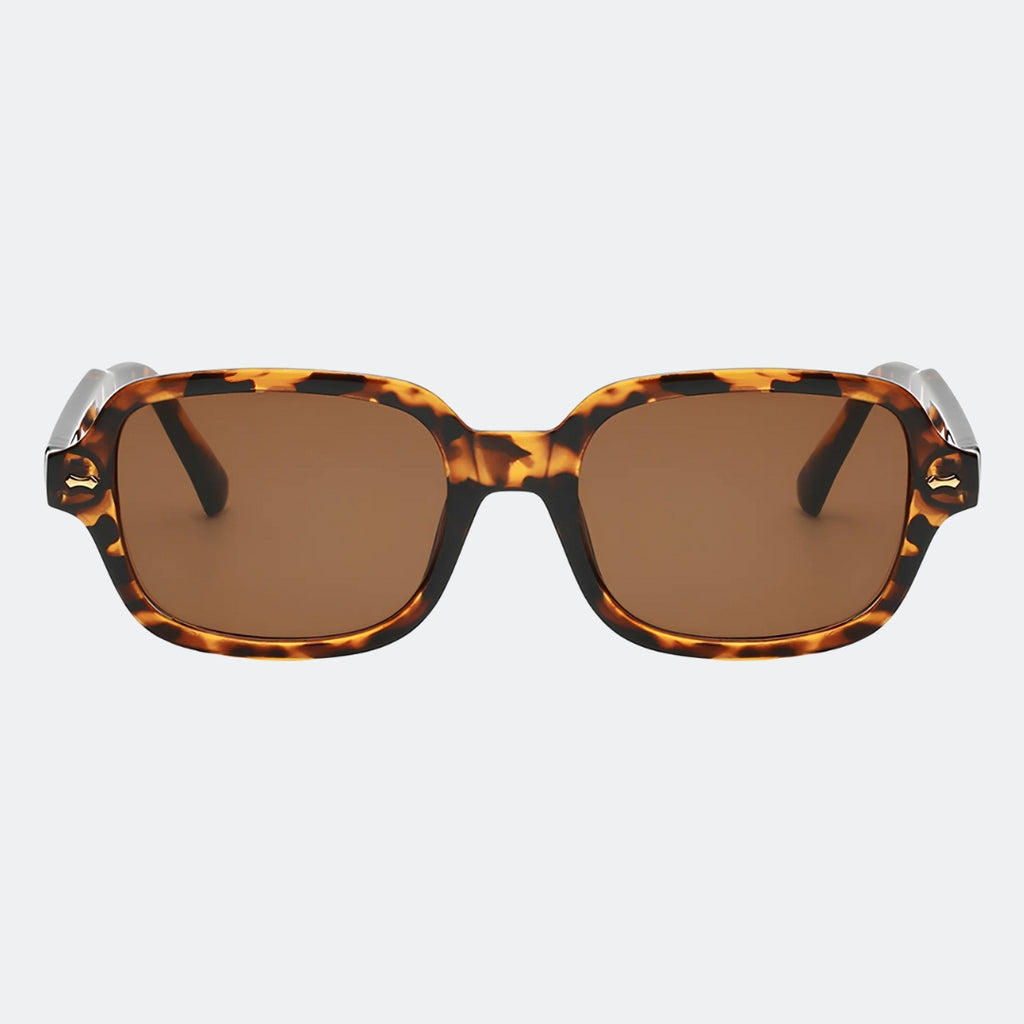 Urban sunglasses worn by model outdoors — Soho — Velezeco
