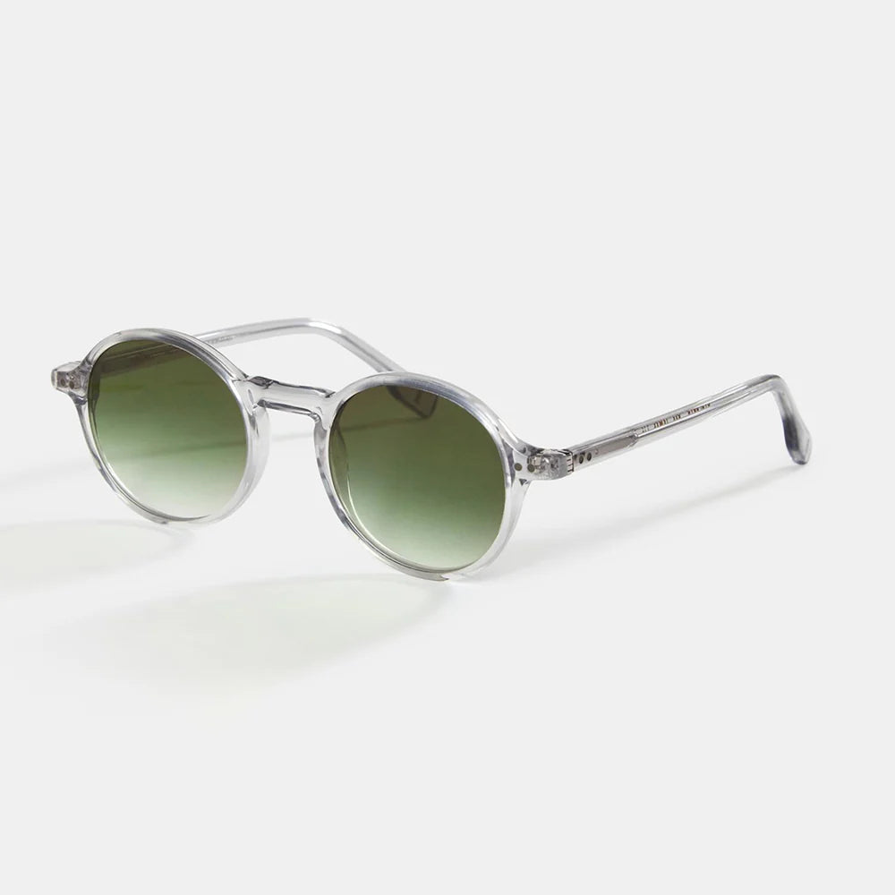 Fashion sunglasses worn by model, close-up — Tokyo — Velezeco