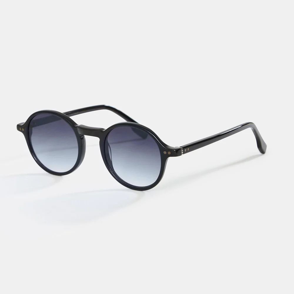 Fashion sunglasses full-frame studio view — Tokyo — Velezeco