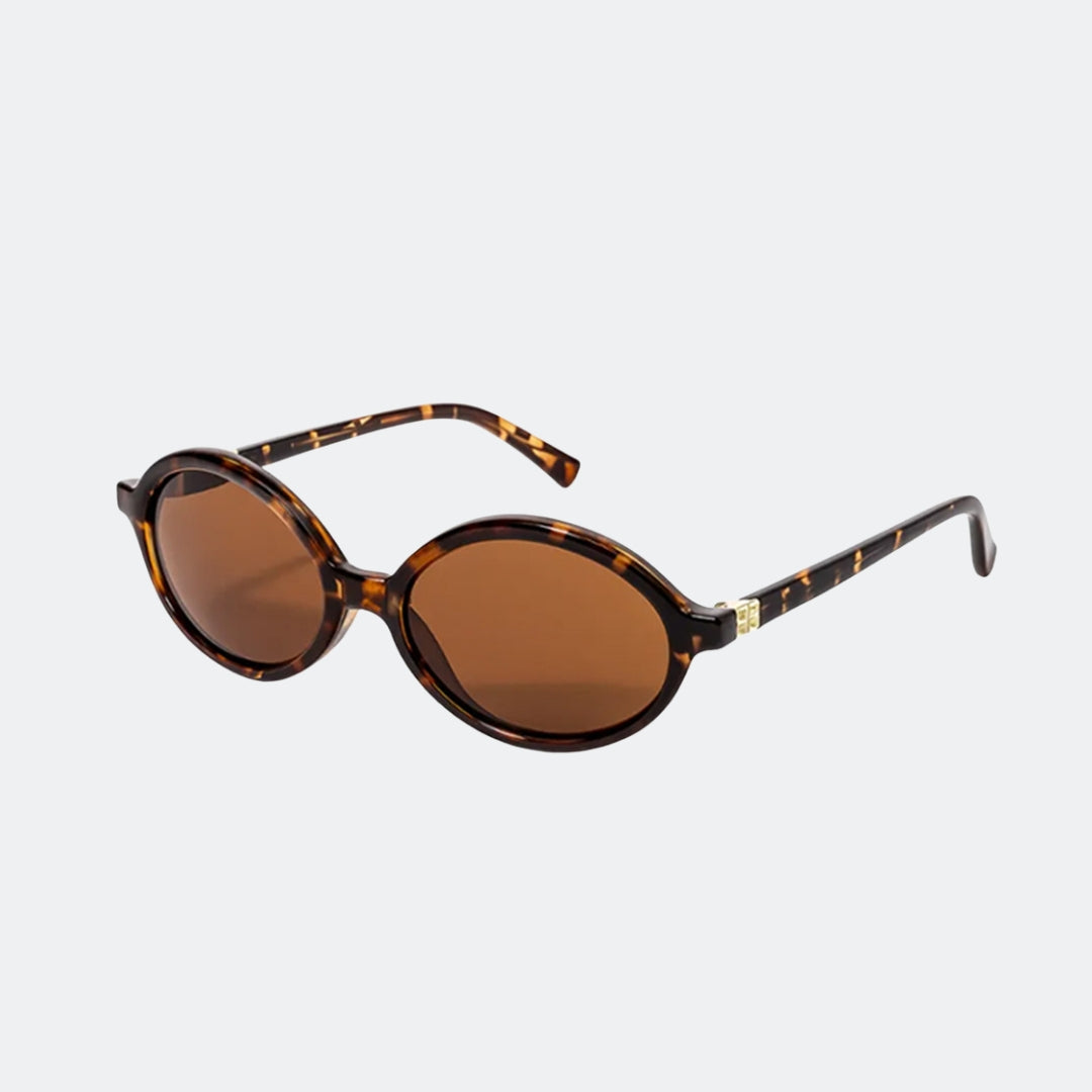 Round sunglasses lens close-up detail — Rio — Velezeco