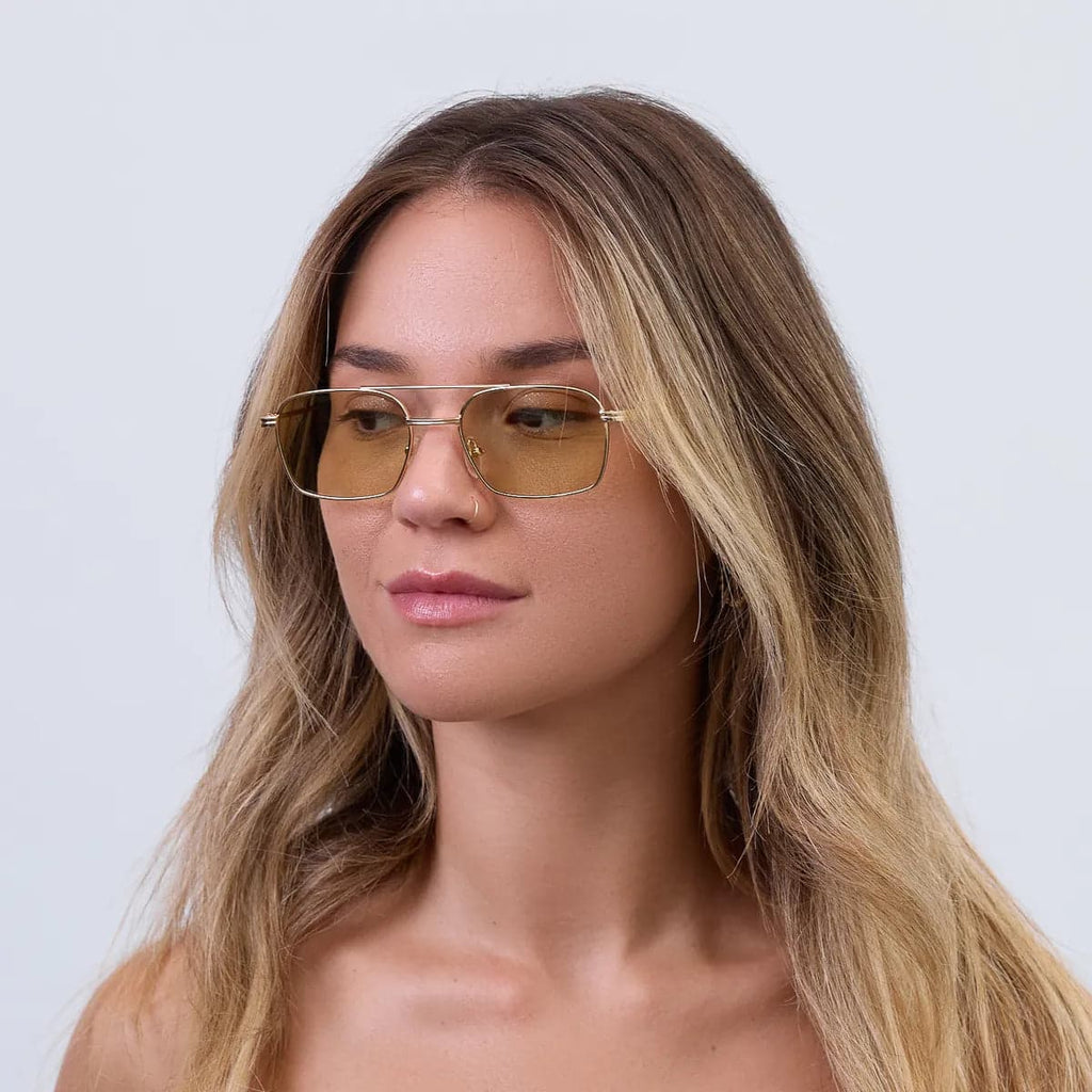 Square sunglasses folded flat view — Capri — Velezeco