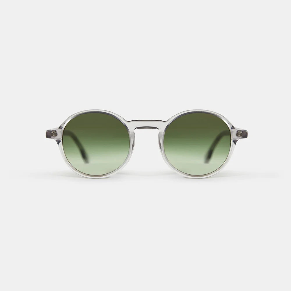 Fashion sunglasses worn by model outdoors — Tokyo — Velezeco