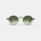 Fashion sunglasses worn by model outdoors — Tokyo — Velezeco