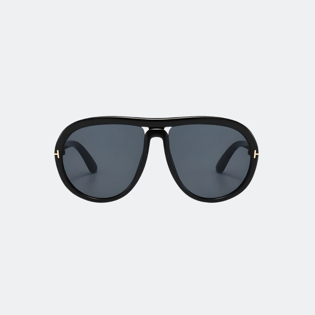 Aviator sunglasses worn by model outdoors — Marbella — Velezeco