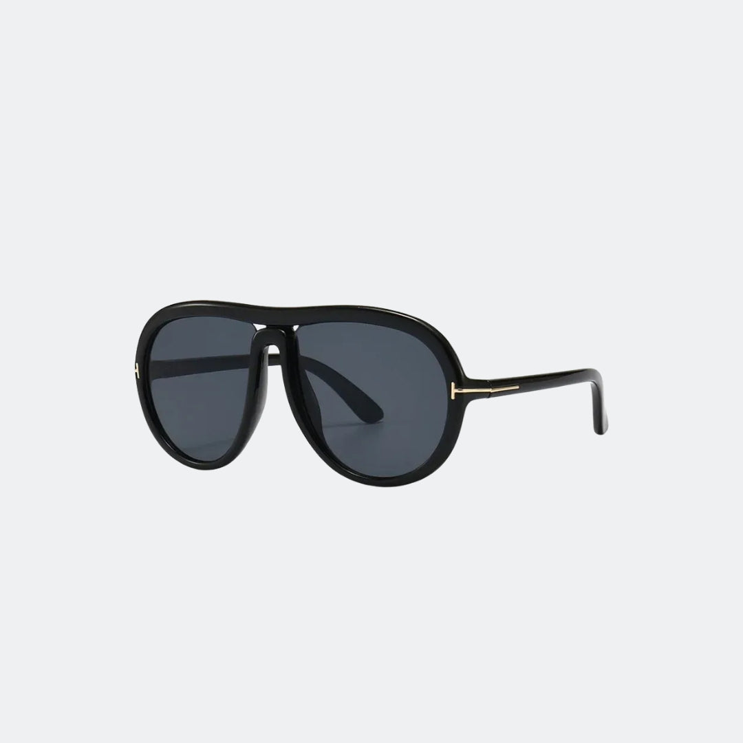 Aviator sunglasses worn by model, close-up — Marbella — Velezeco