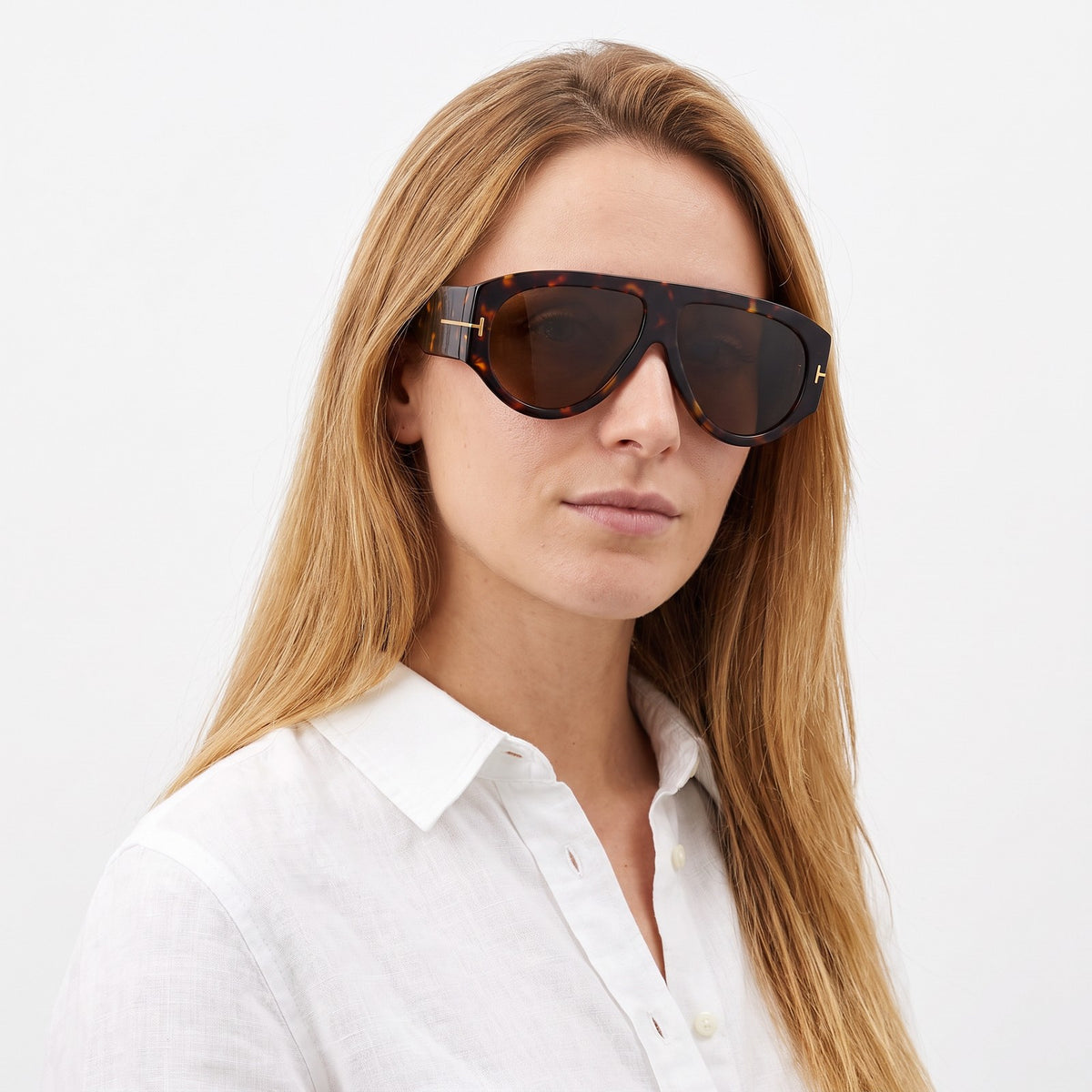 Woman in a white linen shirt wearing VELEZECO Veneza tortoiseshell oversized aviator sunglasses with brown lenses · Tortoiseshell #opt1_2