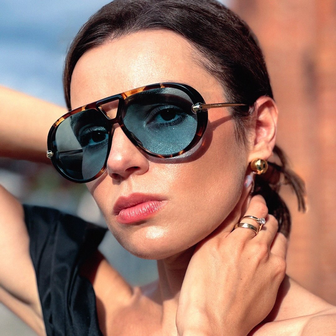 Oversized aviator sunglasses worn in the street