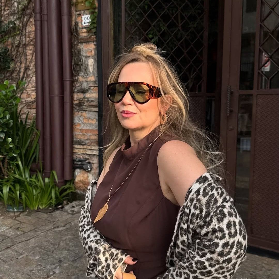 Oversized aviator sunglasses worn in the street