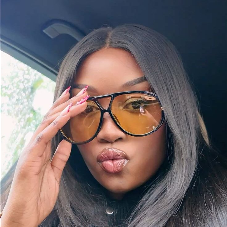 Oversized aviator sunglasses worn in the street