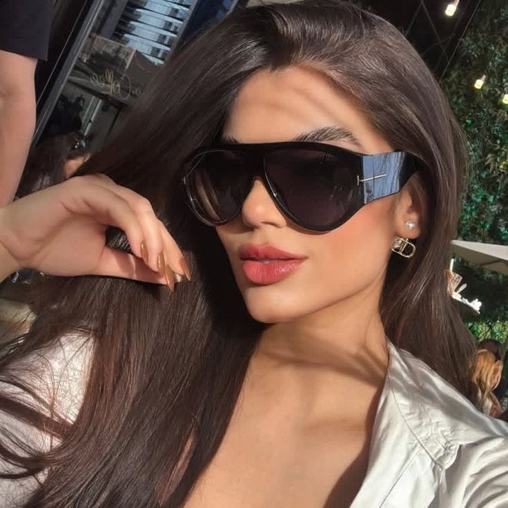 Oversized aviator sunglasses worn in the street