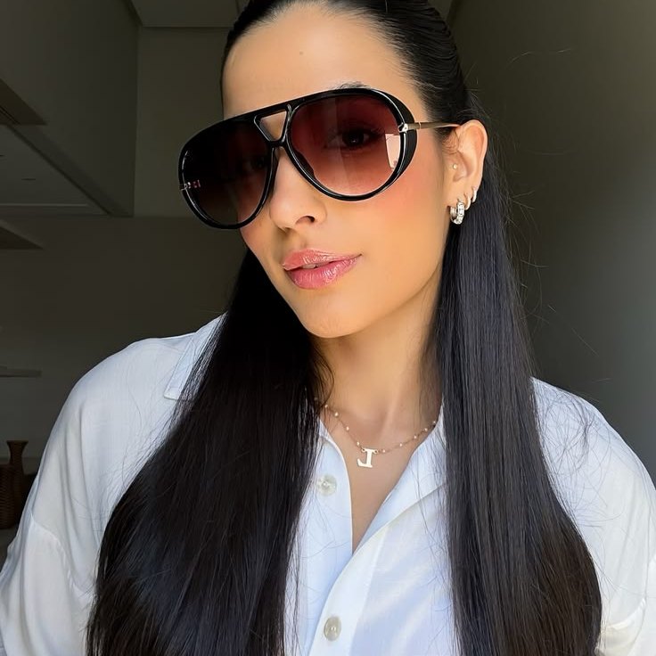 Oversized aviator sunglasses worn in the street